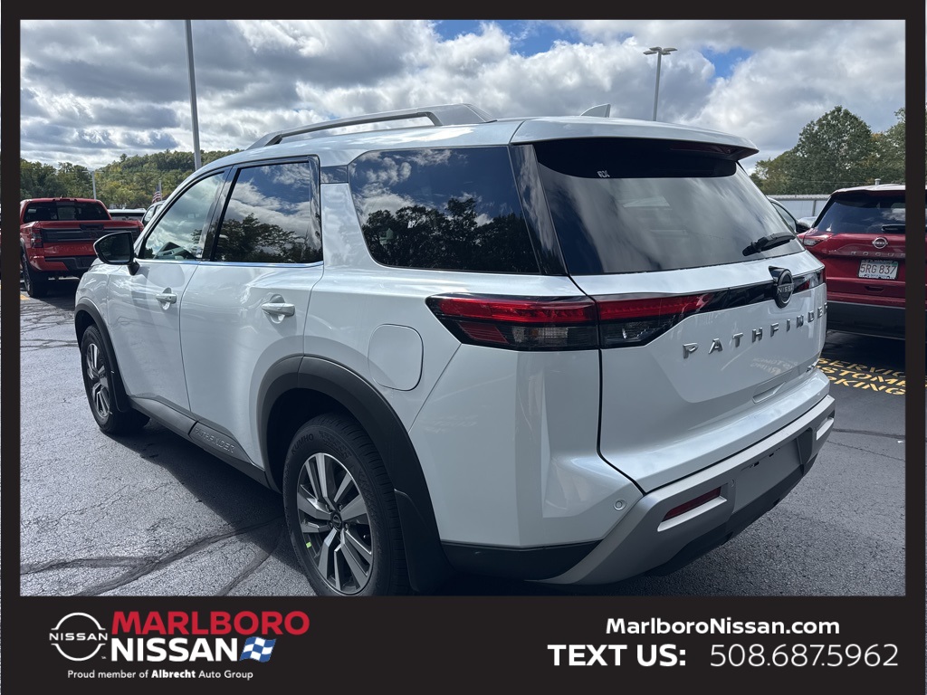 2025 Nissan Pathfinder SL photo 3