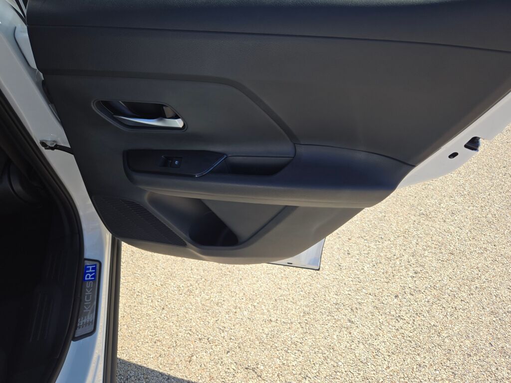 2025 Nissan Kicks SV photo 5