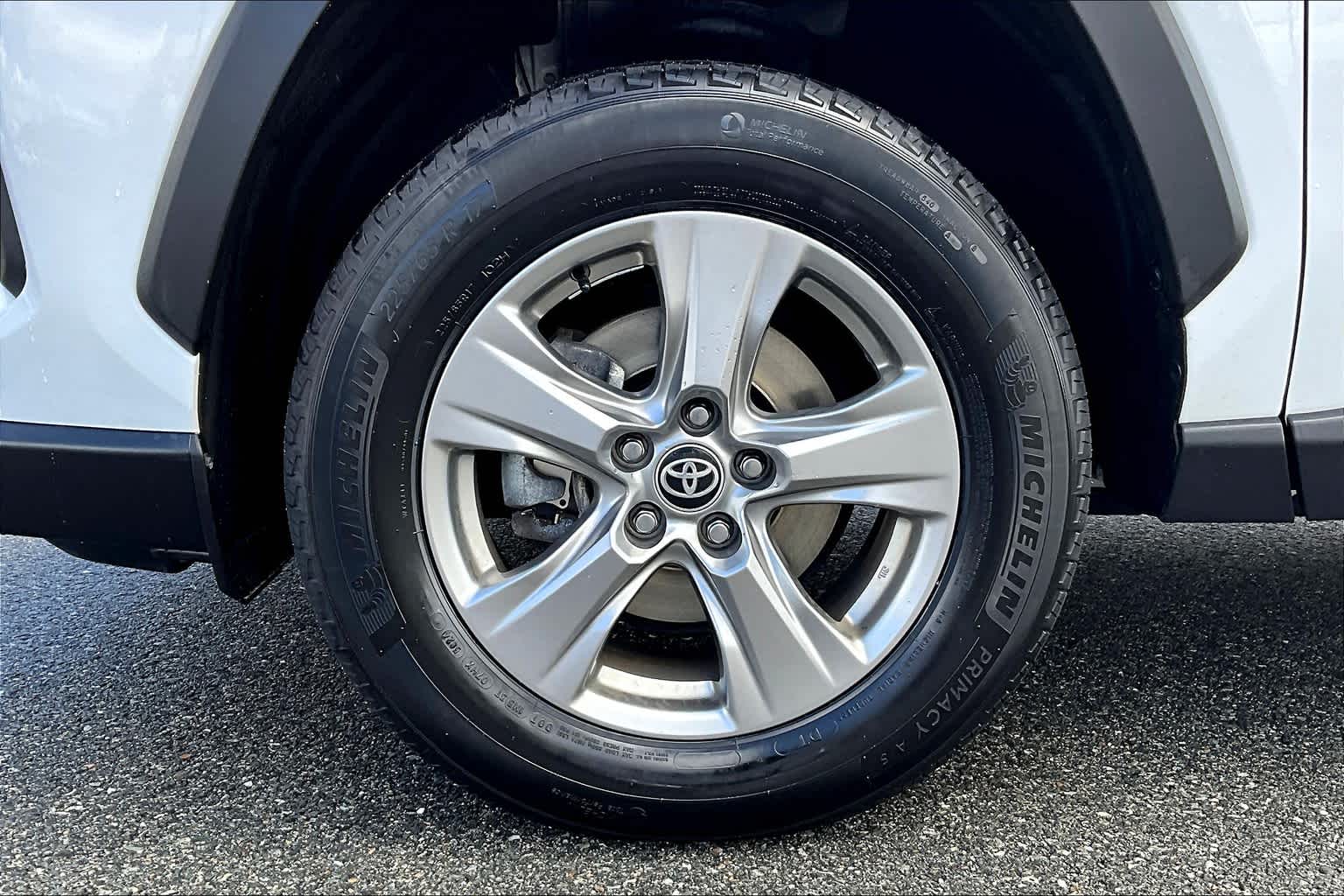 2023 Toyota RAV4 XLE photo 5