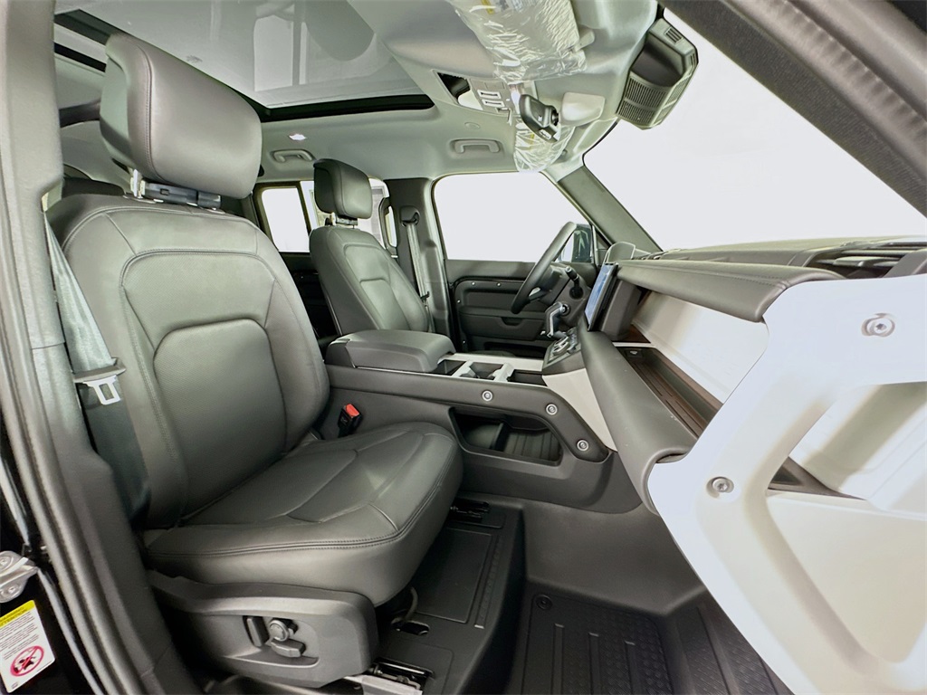 2025 Land Rover Defender 110 X-Dynamic SE photo 18