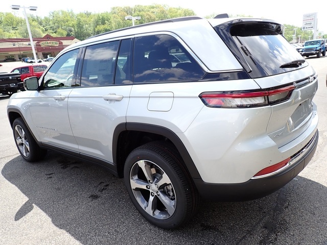 2025 Jeep Grand Cherokee Limited photo 3