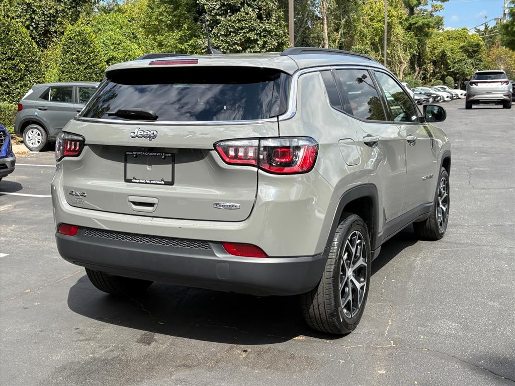 2024 Jeep Compass Latitude photo 3