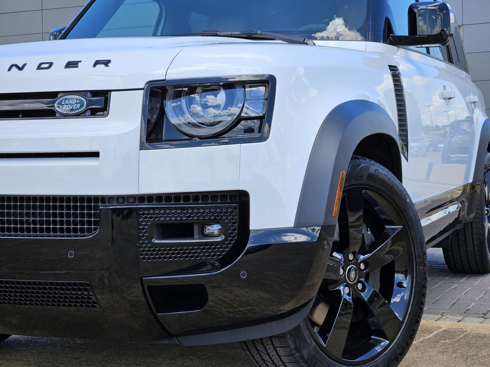 2025 Land Rover Defender 110 X-Dynamic SE photo 3