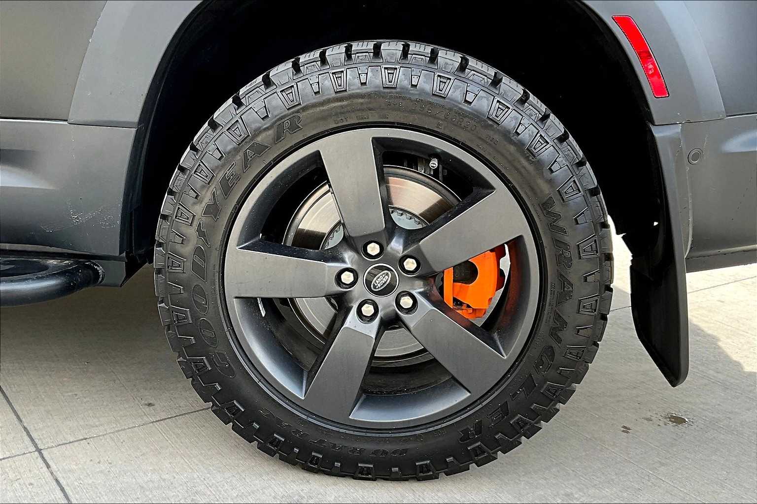 2023 Land Rover Defender SE photo 11