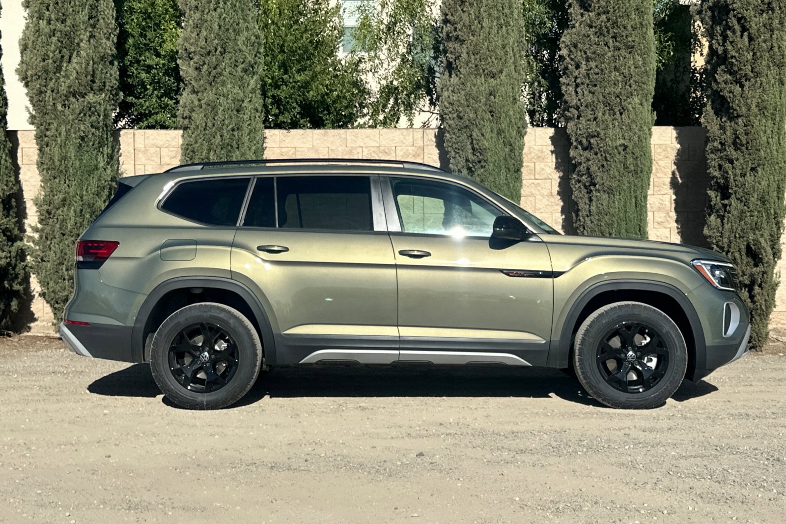 2025 Volkswagen Atlas Peak Edition SE photo 3