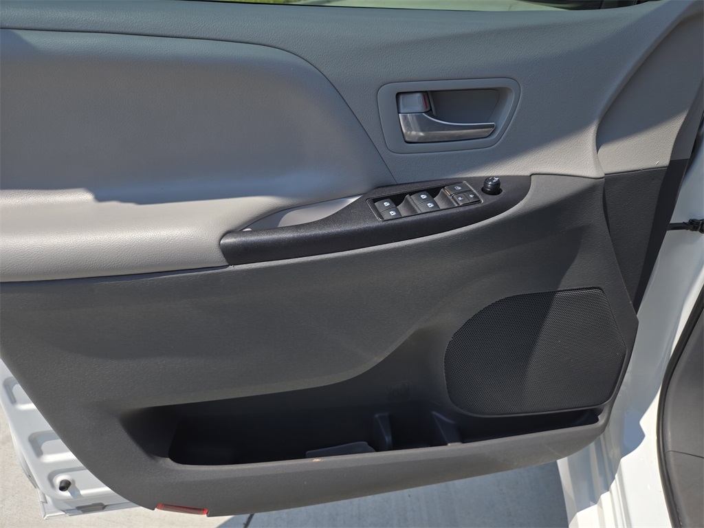 2020 Toyota Sienna LE photo 30