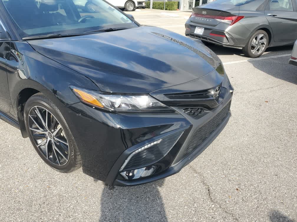 2023 Toyota Camry SE's photo