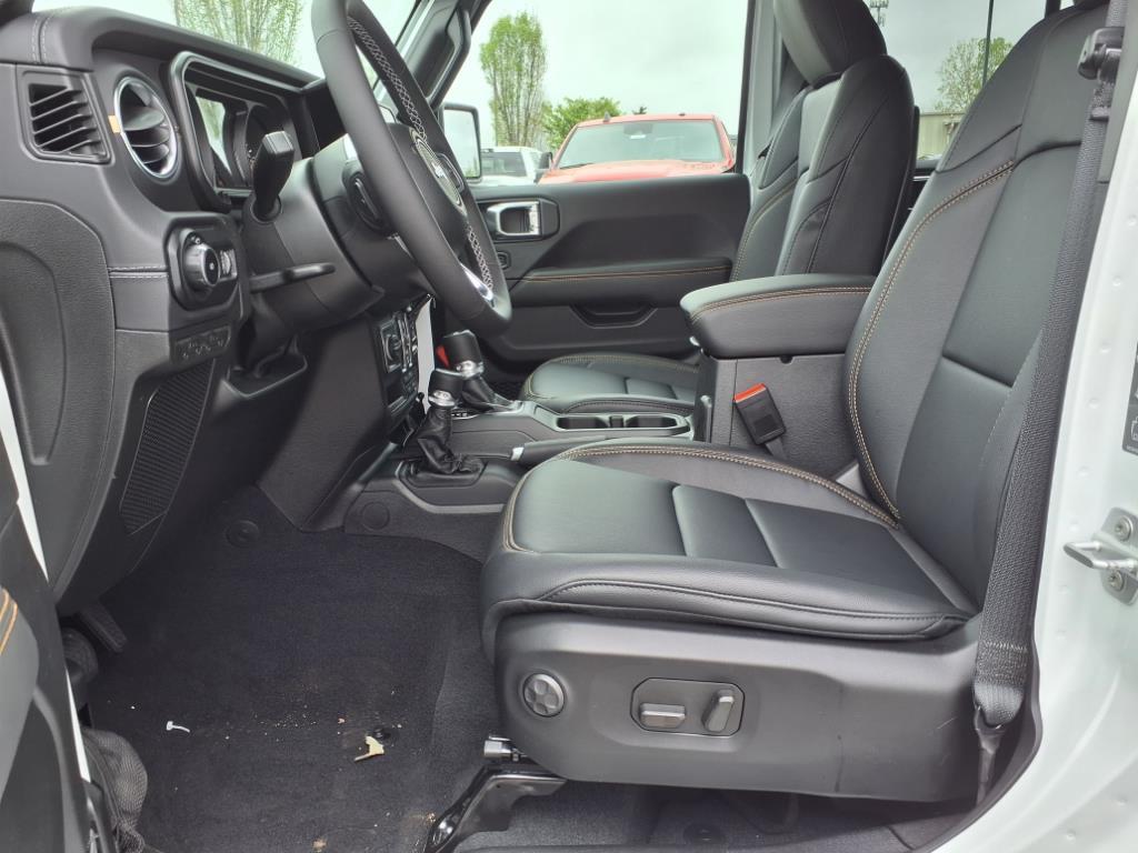 2025 Jeep Wrangler Sahara photo 4