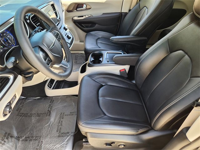 2024 Chrysler Pacifica Touring L photo 12