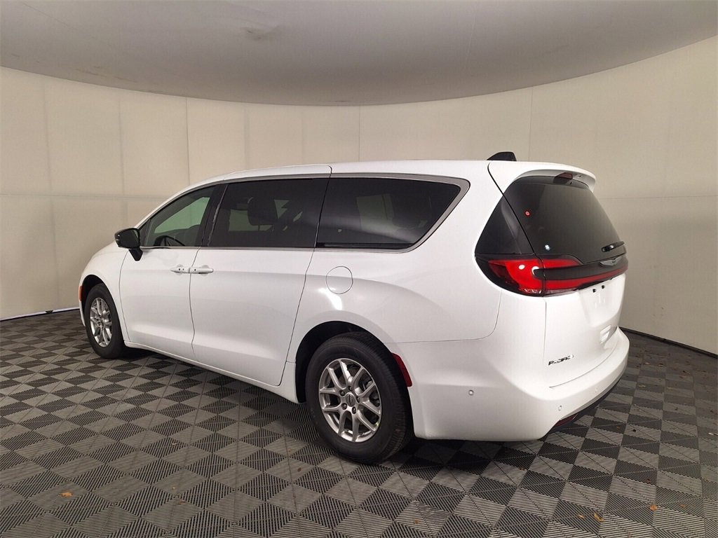 2025 Chrysler Pacifica photo 3