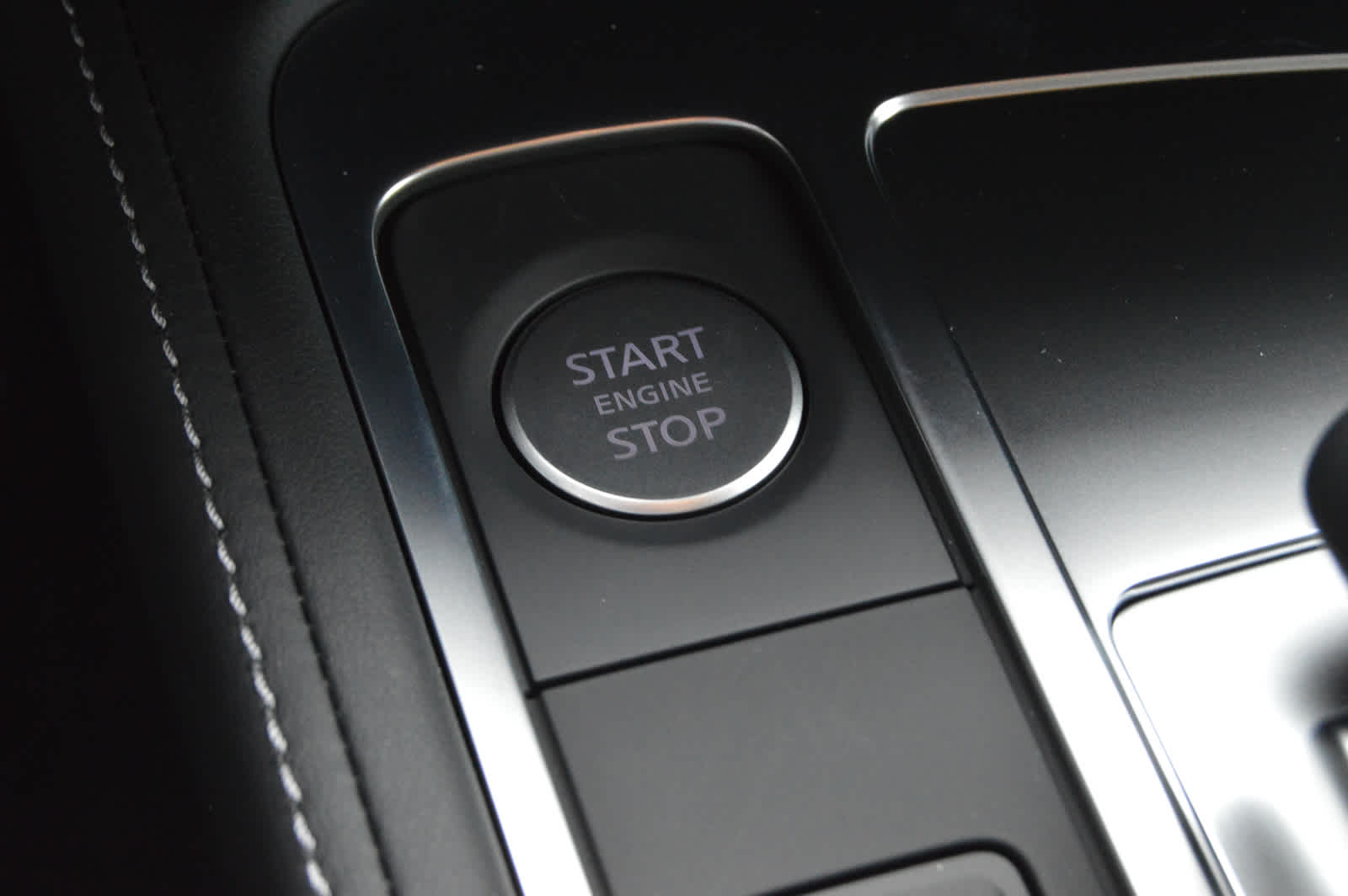 New 2025 Mineral Black INFINITI LUXE image 15