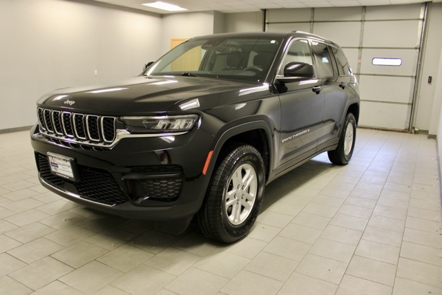 2023 Jeep Grand Cherokee Laredo photo 3