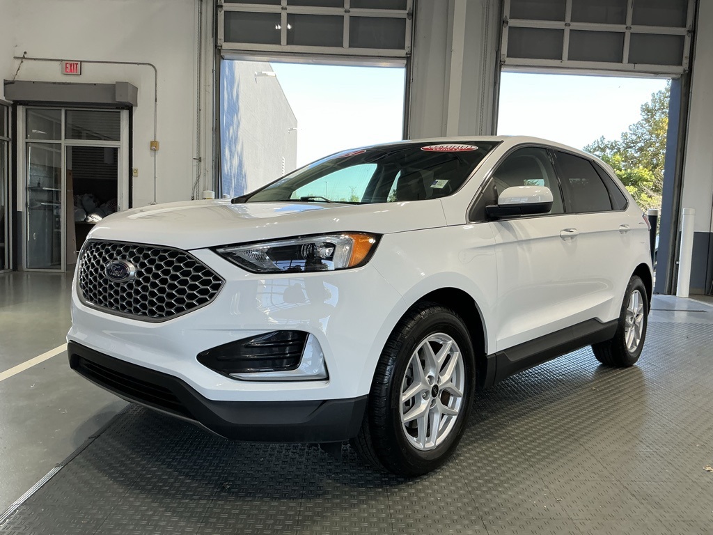 2024 Ford Edge SEL photo 2