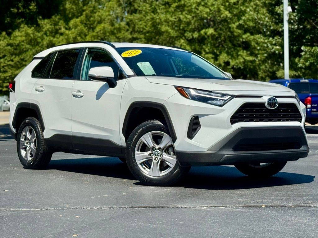 2023 Toyota RAV4 XLE photo 2