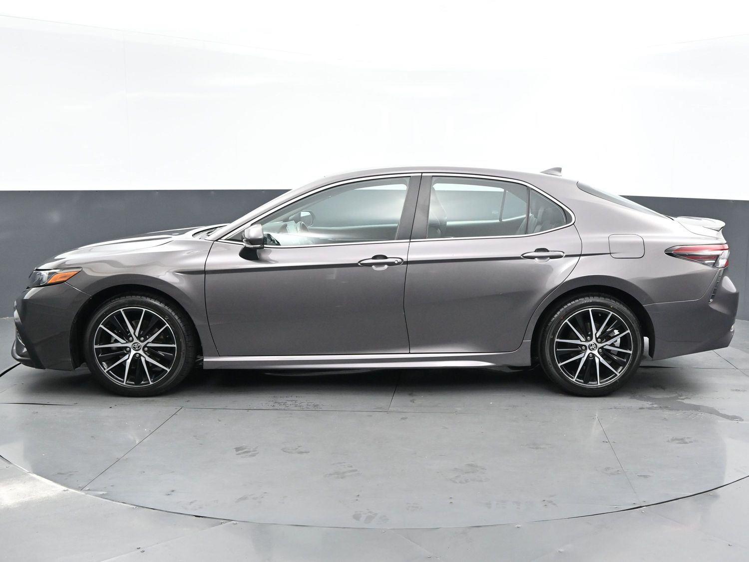 2022 Toyota Camry SE photo 4