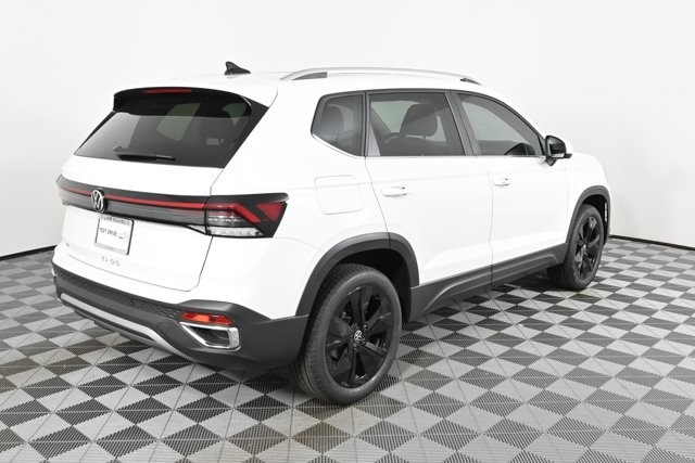 2025 Volkswagen Taos SE photo 3