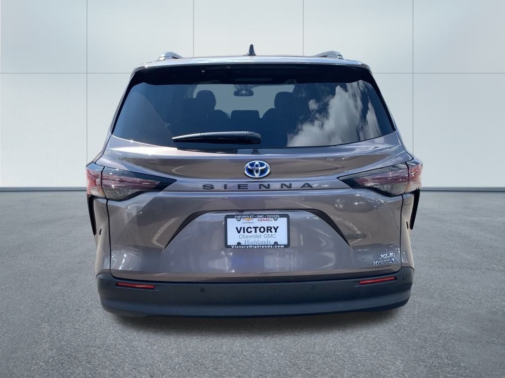 2024 Toyota Sienna XLE photo 4