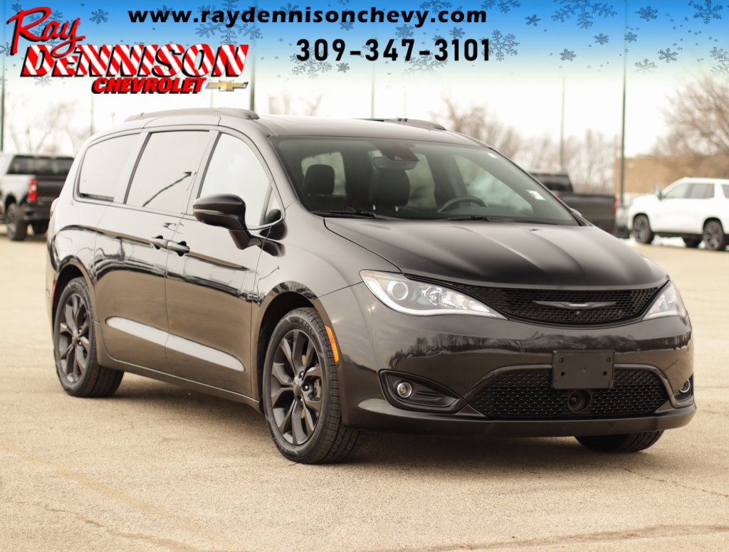 2020 Chrysler Pacifica Limited's photo