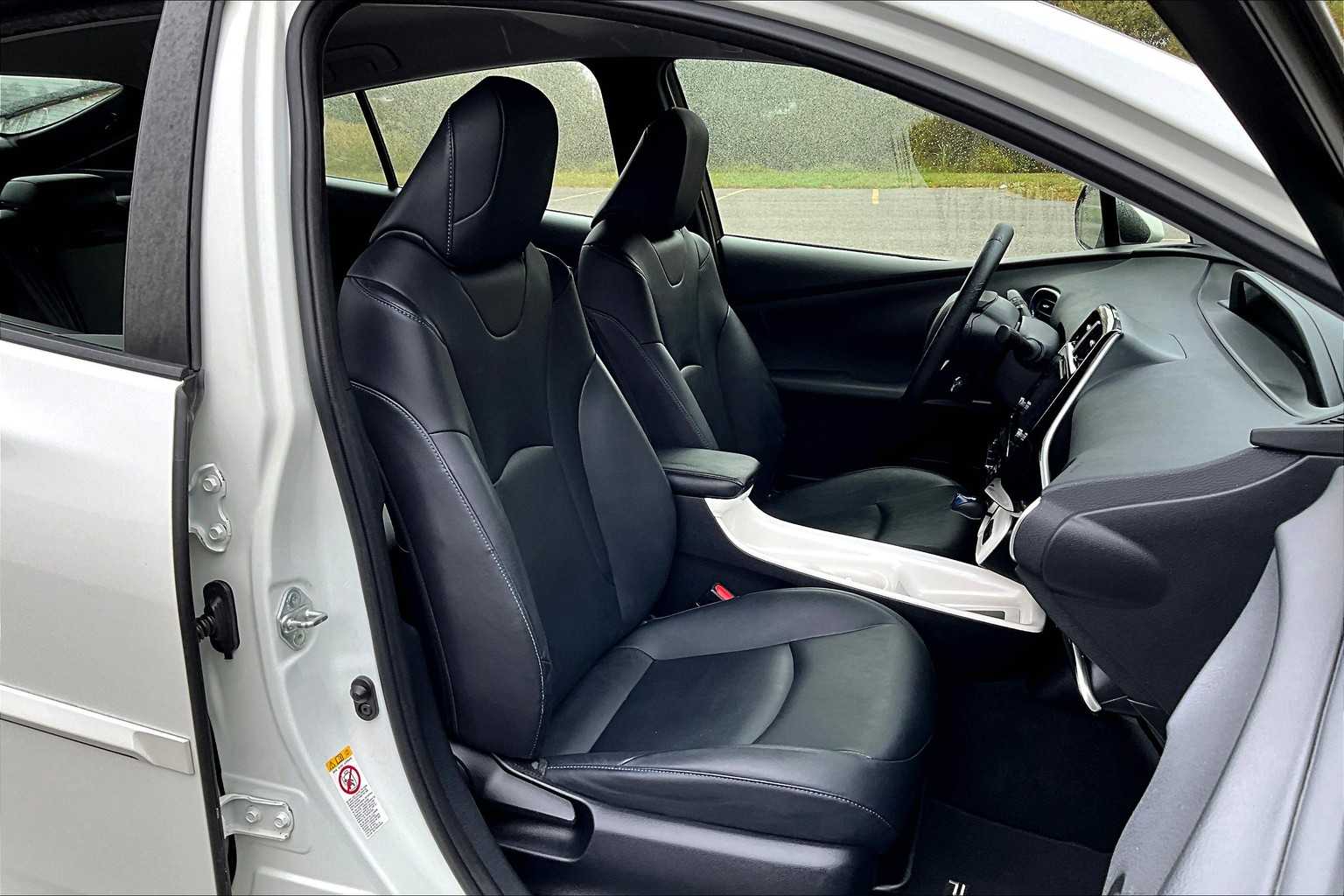 2016 Toyota Prius Three Touring photo 7