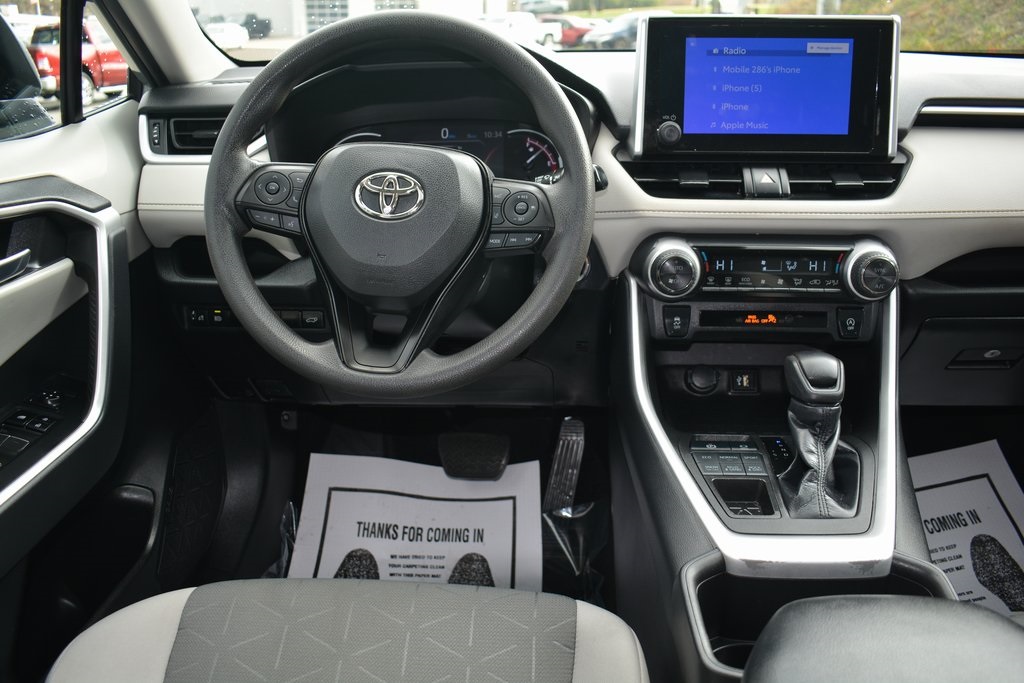 2023 Toyota RAV4 XLE photo 3