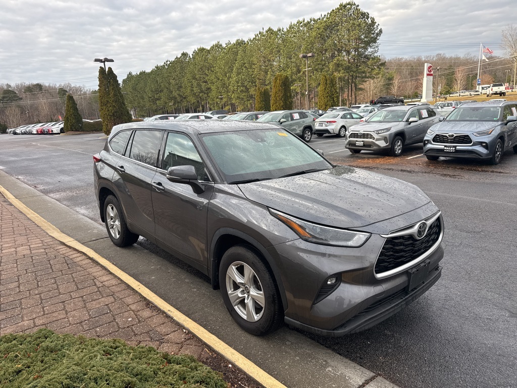 2022 Toyota Highlander LE's photo
