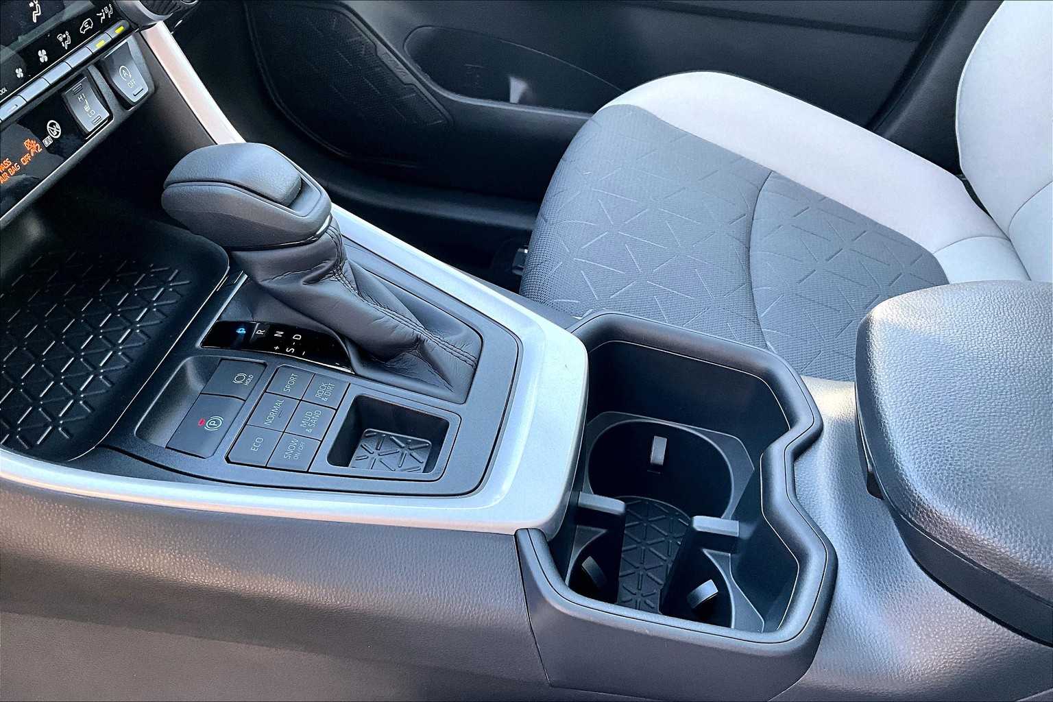 2025 Toyota RAV4 XLE photo 7