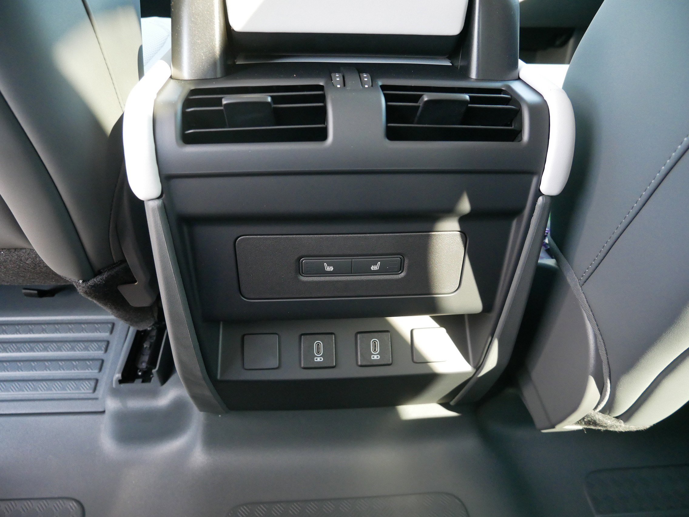 2026 Land Rover Defender 110 S photo 4