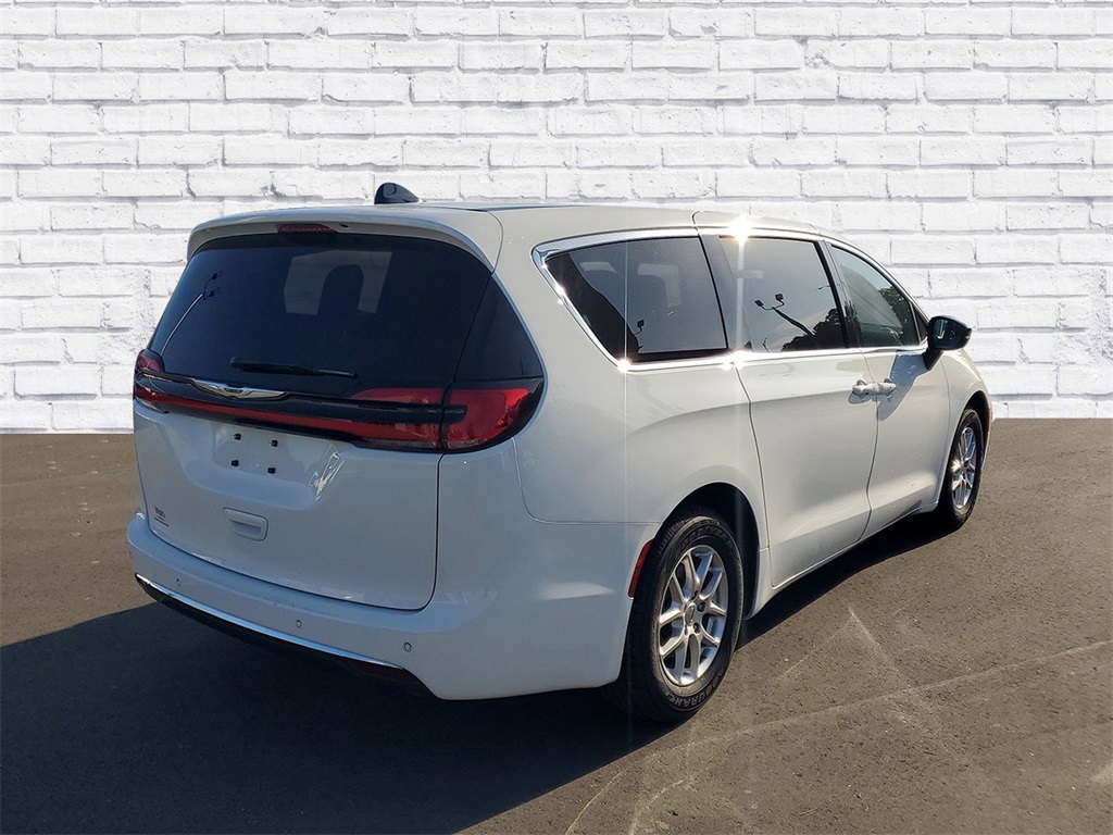 2024 Chrysler Pacifica Touring photo 2