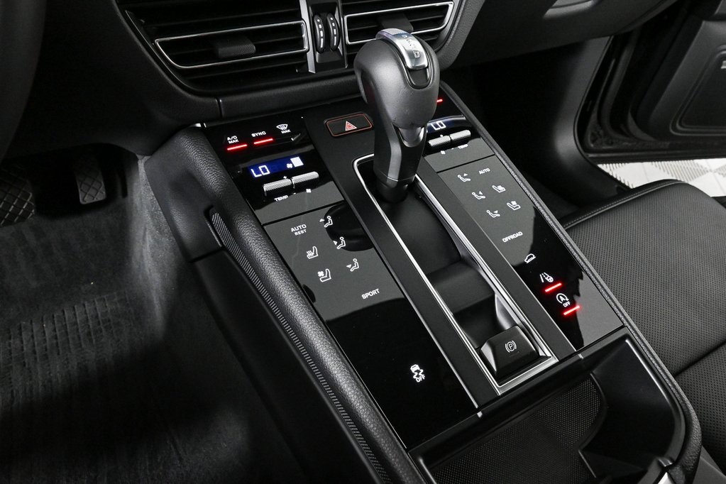 2025 Porsche Macan T photo 15