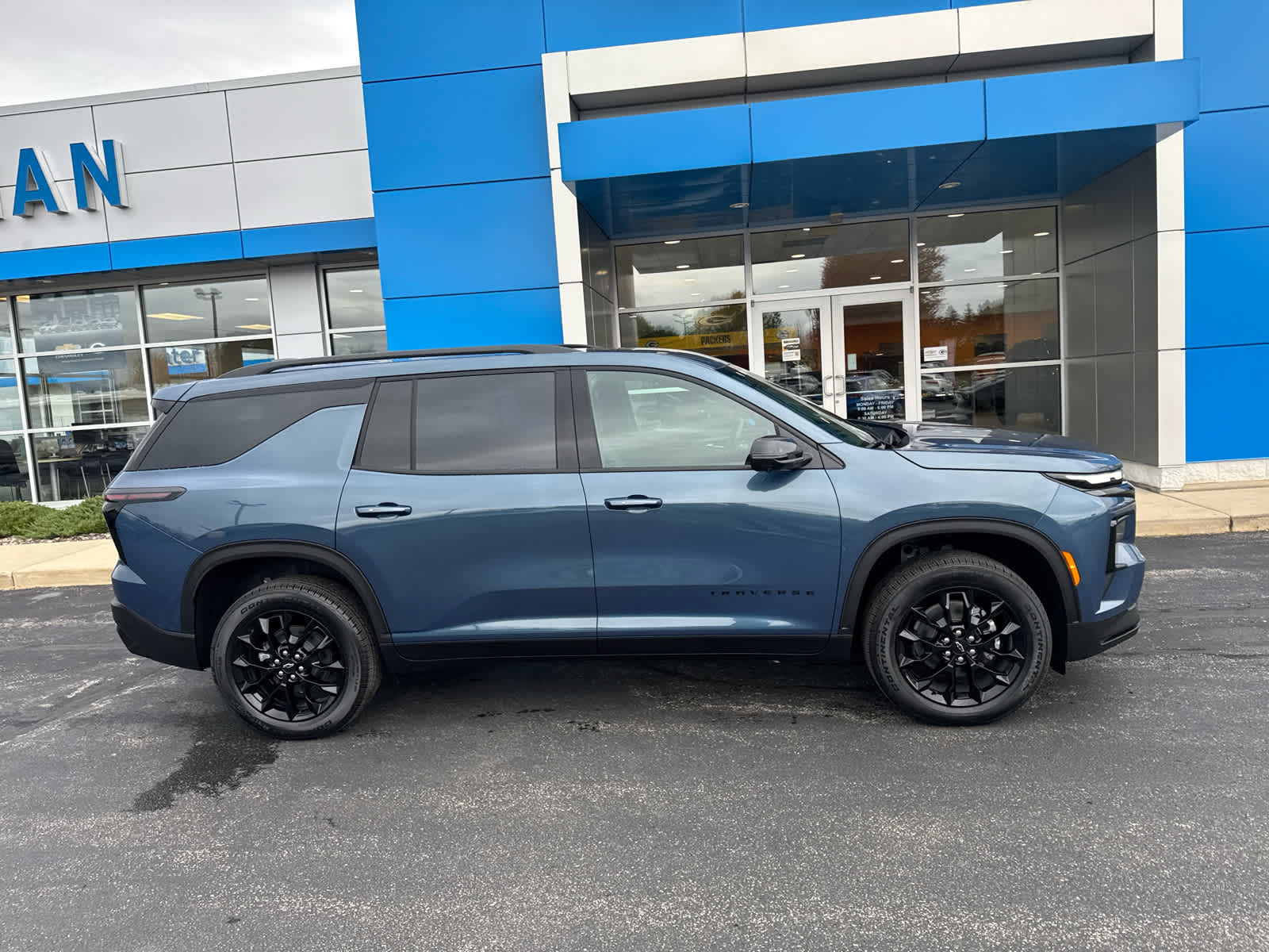 2026 Chevrolet Traverse photo 2