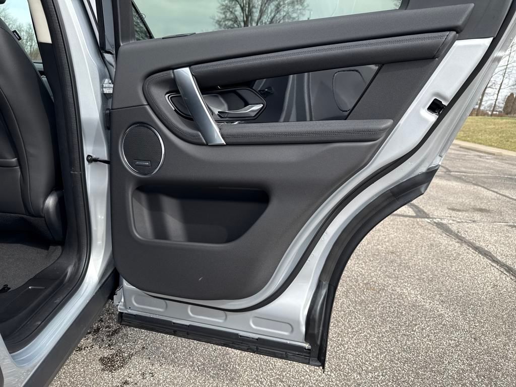 2025 Land Rover Discovery Sport S photo 18