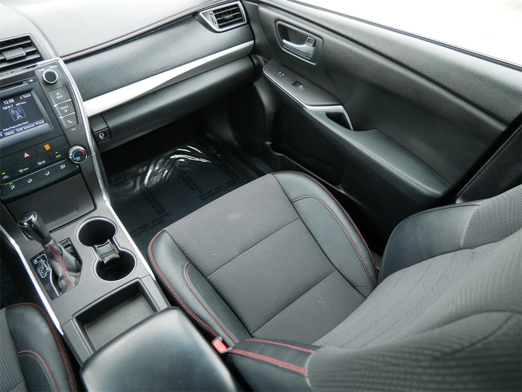 2016 Toyota Camry SE photo 15