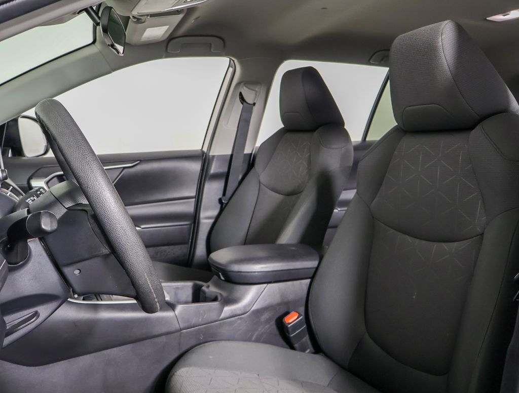 2024 Toyota RAV4 XLE photo 6