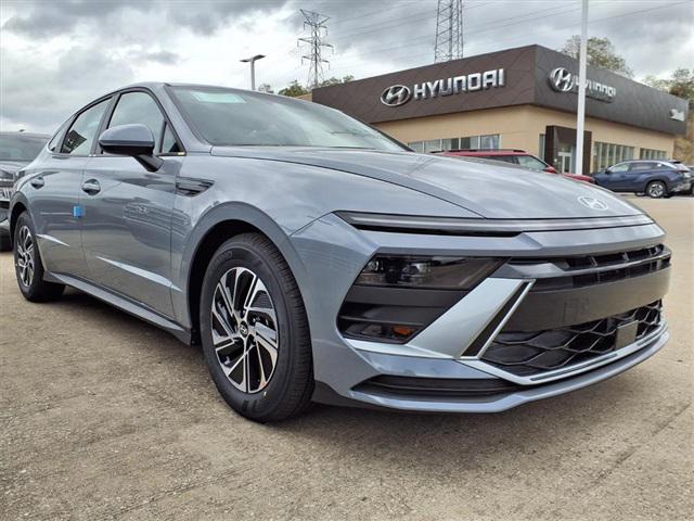 2026 Hyundai Sonata Hybrid Blue's photo