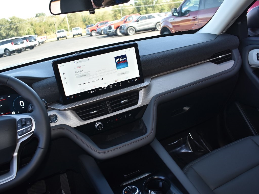 2025 Ford Explorer photo 16