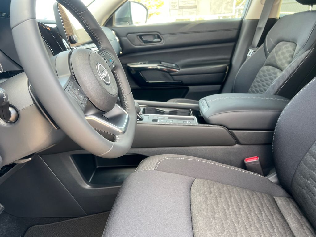 2025 Nissan Pathfinder SV photo 5