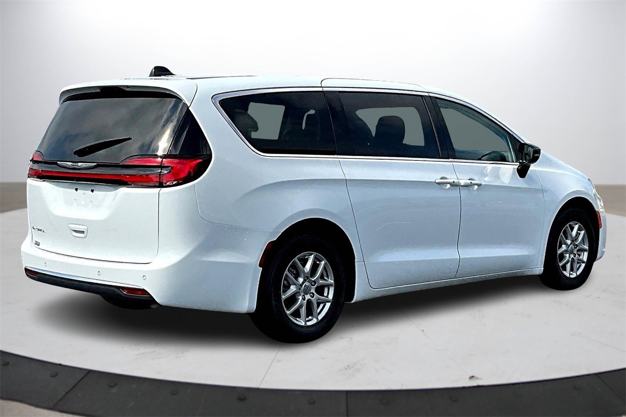 2024 Chrysler Pacifica Touring L photo 8