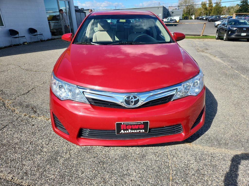 2014 Toyota Camry LE photo 2