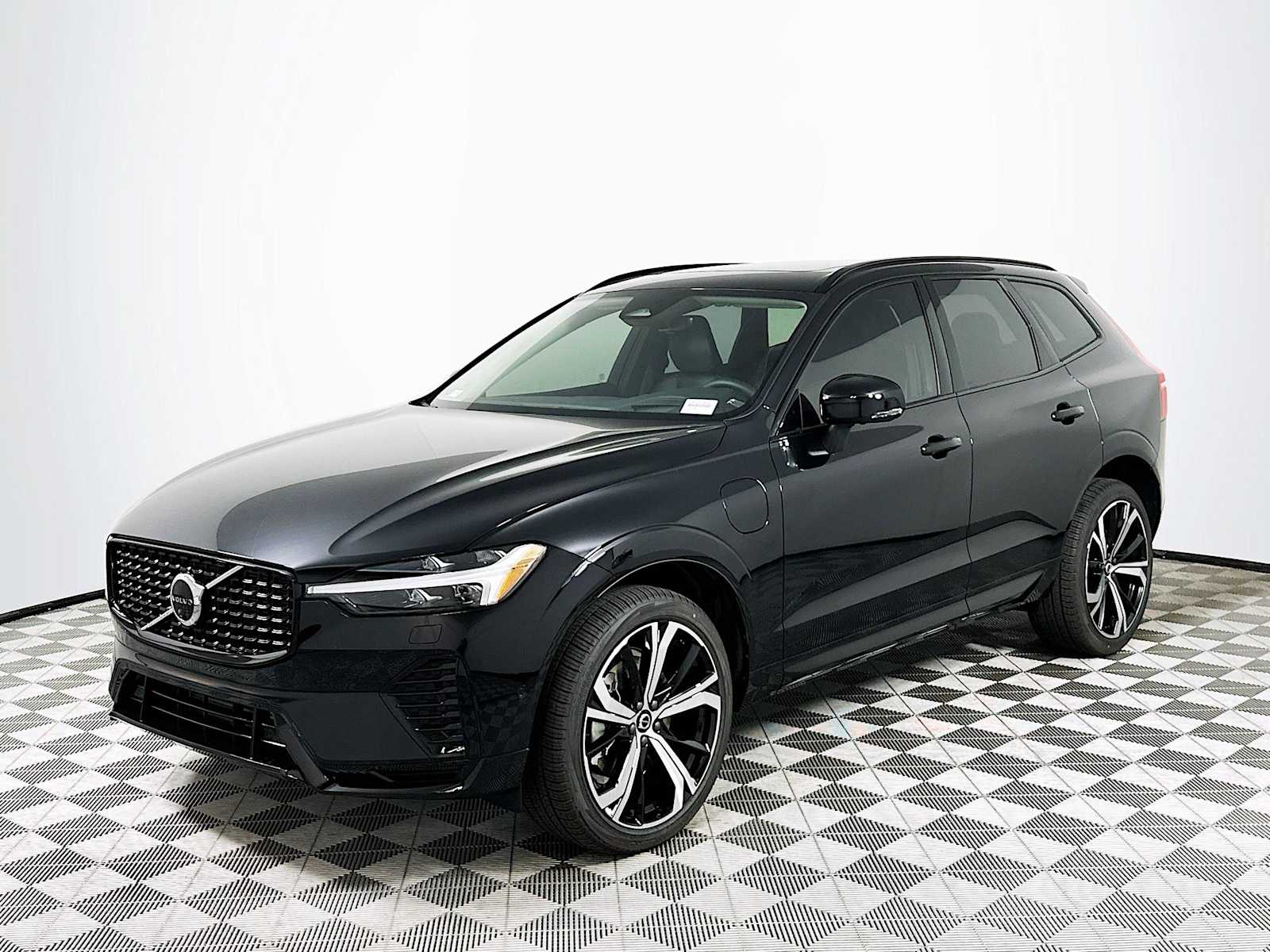 2025 Volvo XC60 photo 3