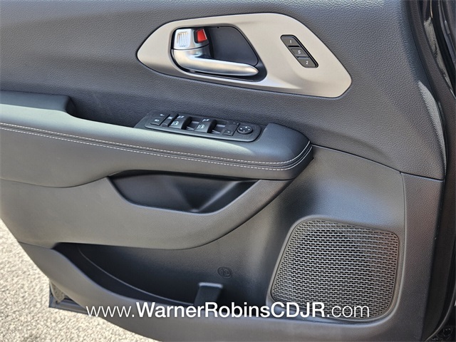 2025 Chrysler Pacifica photo 22