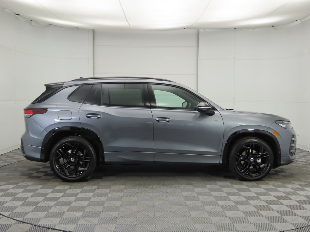 2026 Volkswagen Tiguan SE R-Line Black photo 2