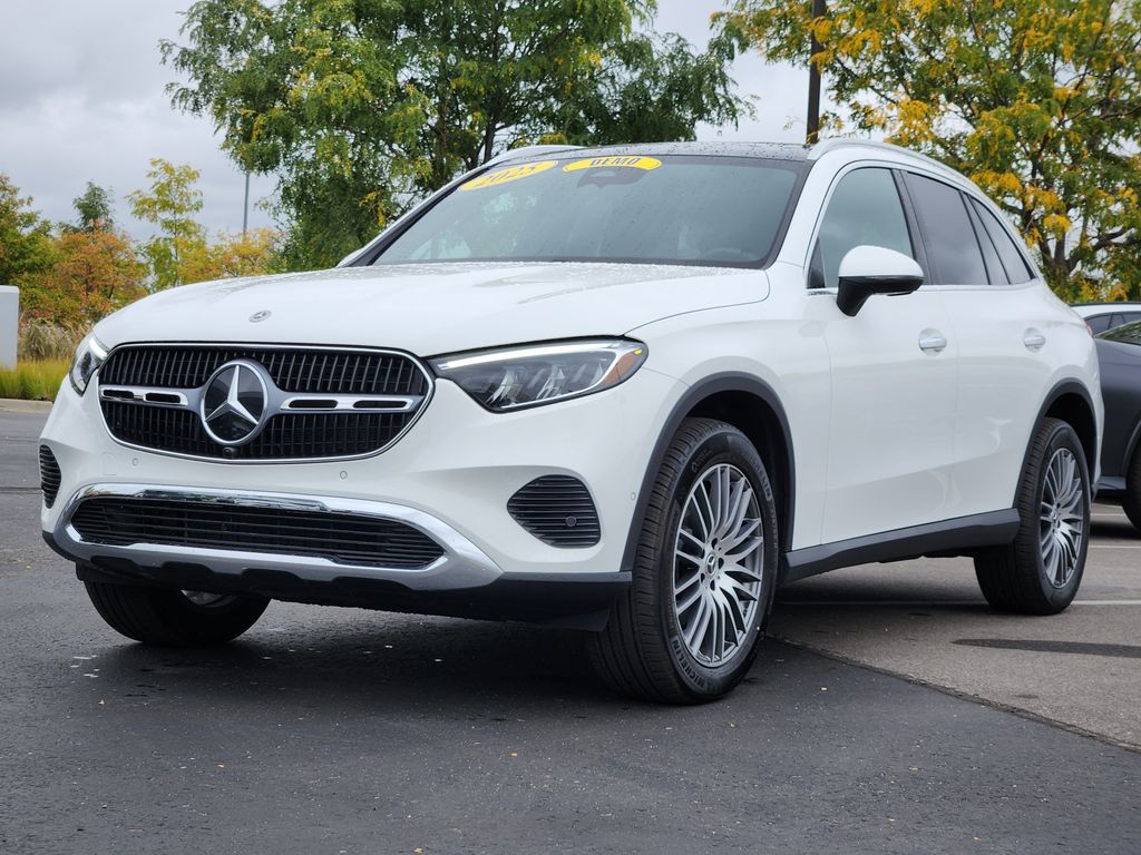 2025 Mercedes Benz GLC 300 4MATIC photo 3