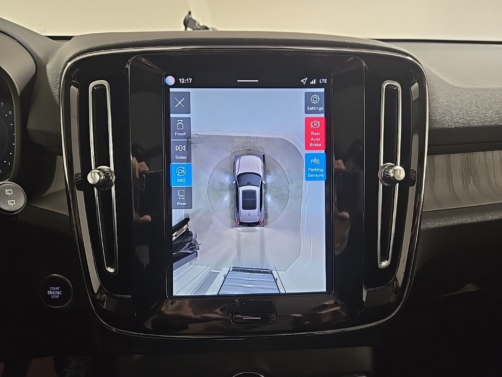 2026 Volvo XC40 Plus photo 17