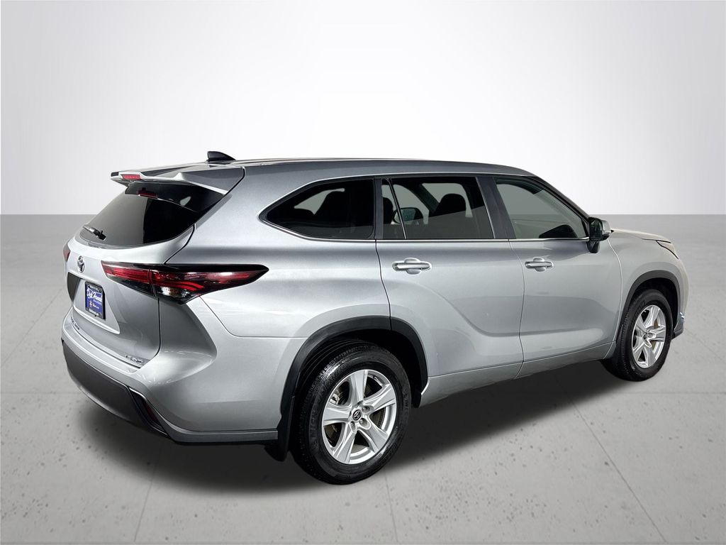 2024 Toyota Highlander LE photo 6