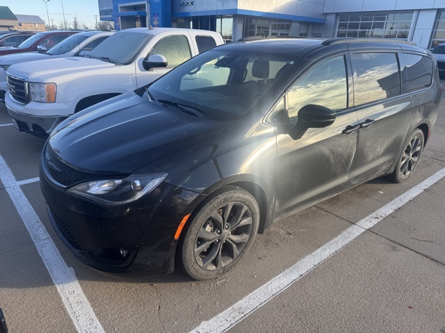 2018 Chrysler Pacifica Limited's photo