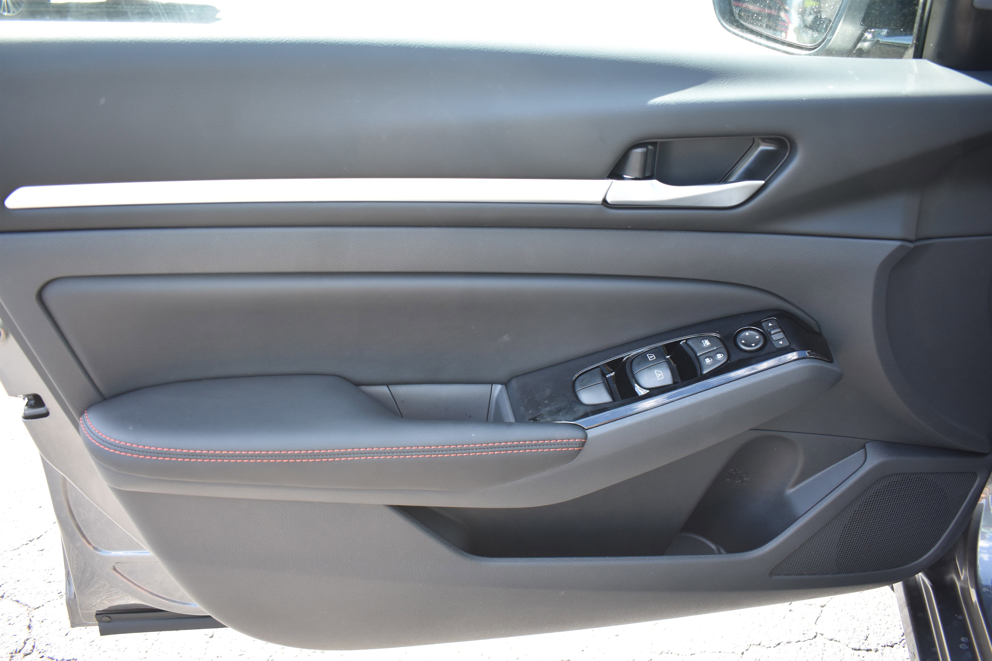 2025 Nissan Altima SR photo 4