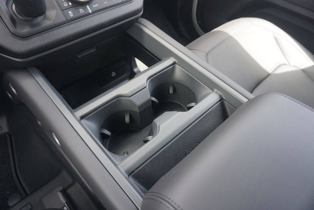 2025 Land Rover Defender 130 X-Dynamic SE photo 13