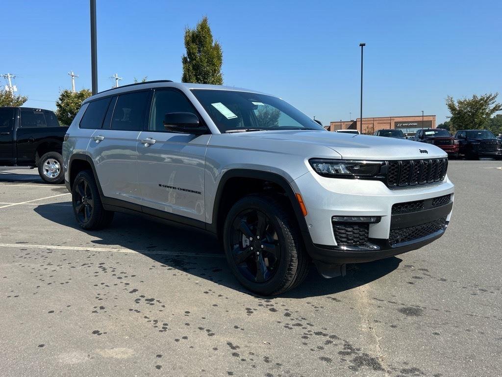 2025 Jeep Grand Cherokee Limited photo 3