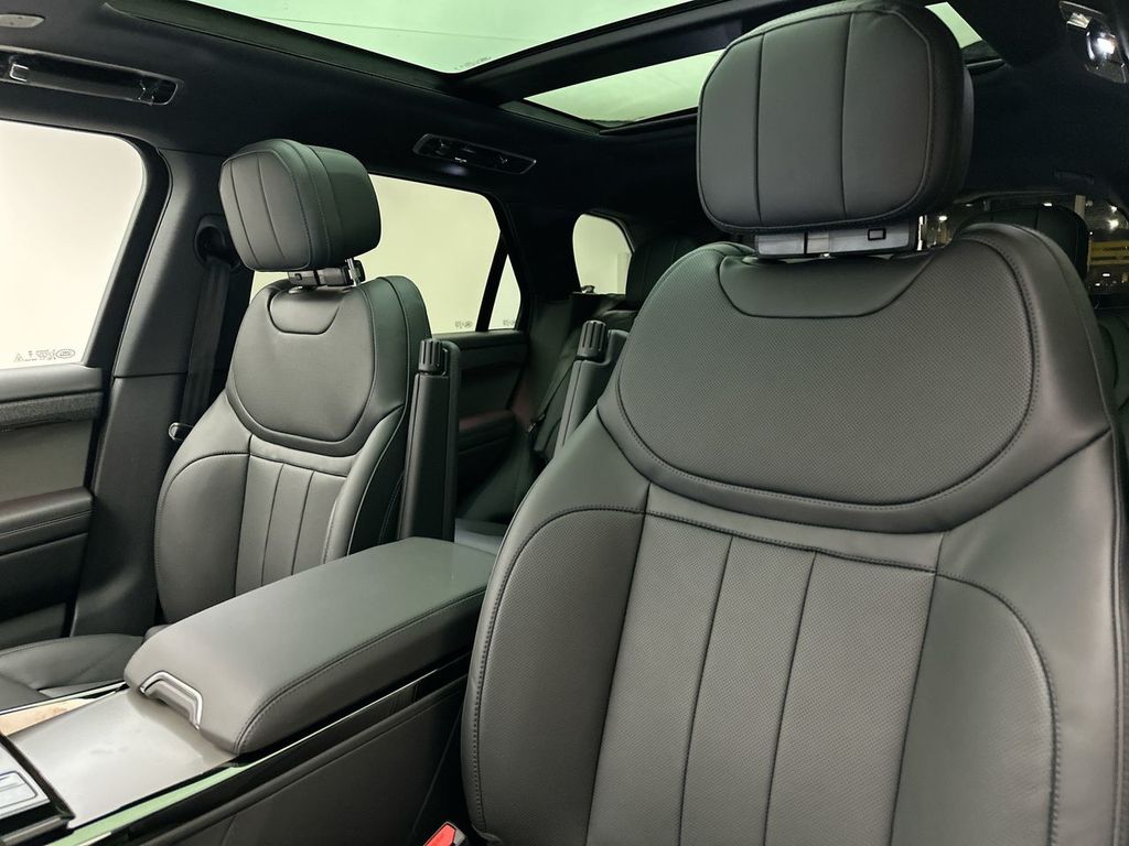 2025 Land Rover Range Rover Sport SE photo 9