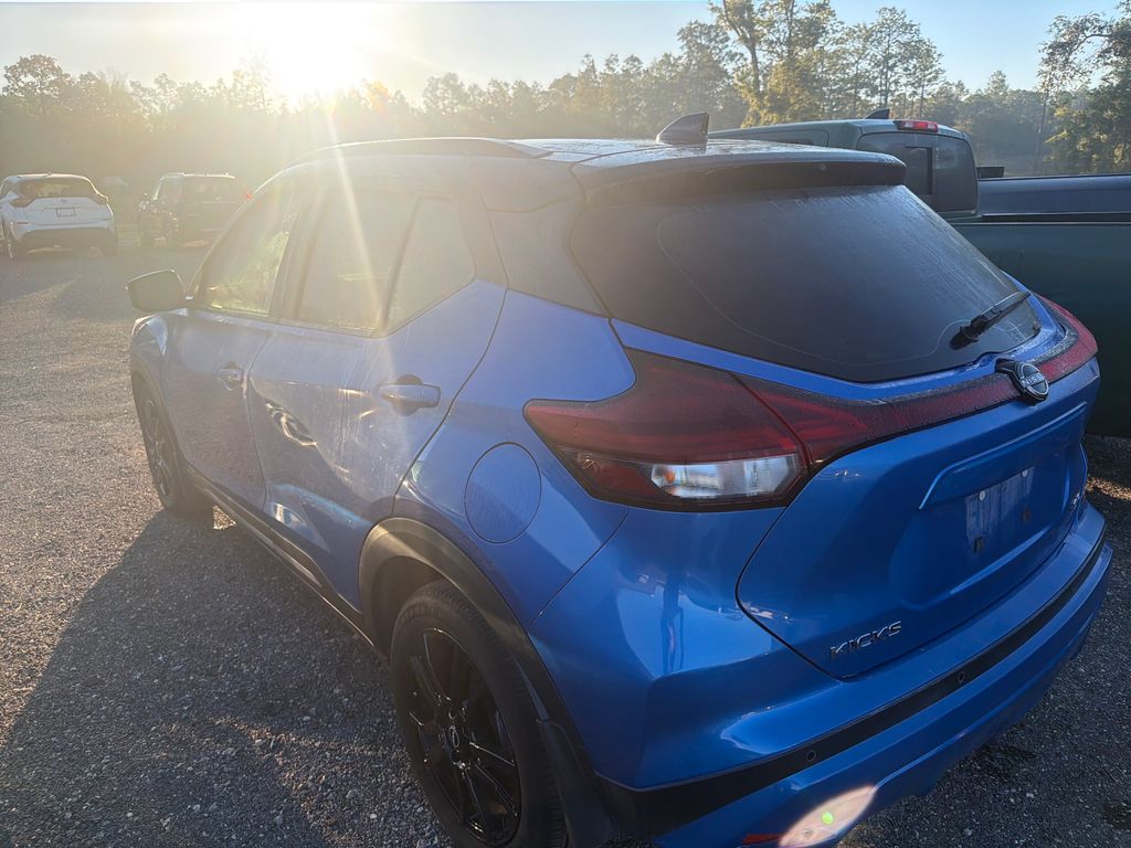2023 Nissan Kicks SR photo 2